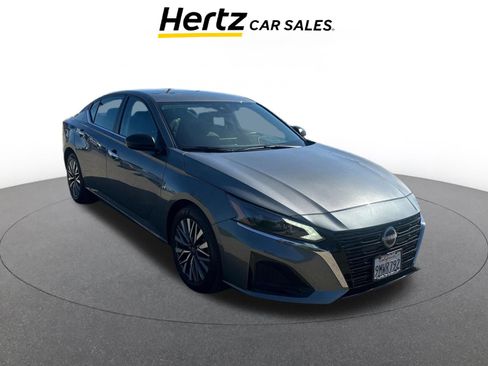 Used 2025 Nissan Altima 2.5 SV image 1