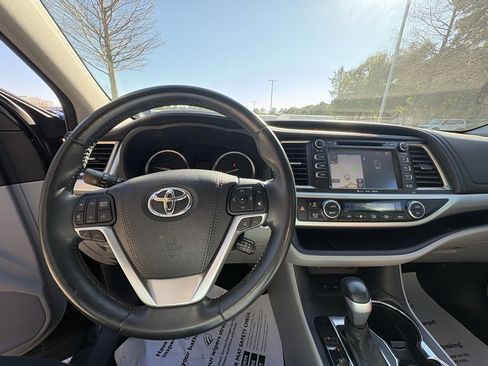 Used 2018 Toyota Highlander XLE image 7