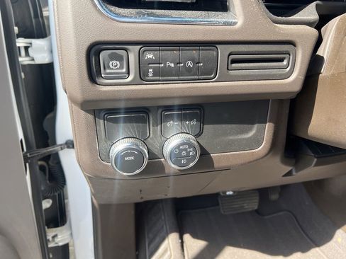 Used 2024 GMC Yukon XL SLE RWD image 17