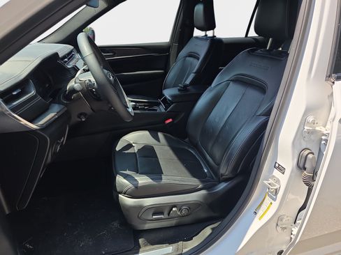 Used 2023 Jeep Grand Cherokee Overland AWD/4WD image 5