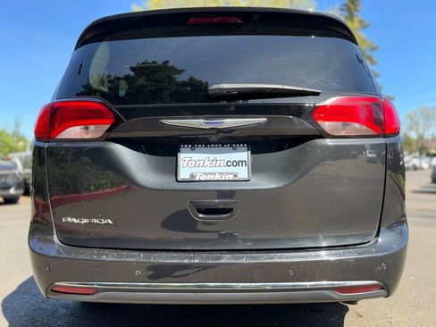 Used 2019 Chrysler Pacifica Touring-L image 5