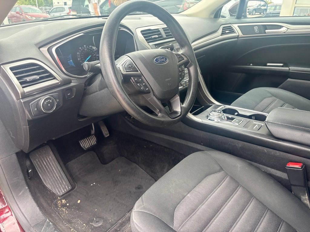 Used 2017 Ford Fusion SE w/ Fusion SE Technology Package FWD image 10