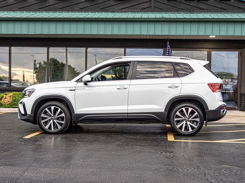 Used 2022 Volkswagen Taos SE w/ Panoramic Sunroof Package FWD image 6