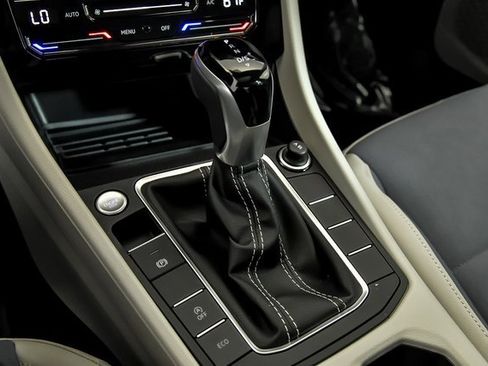 Certified 2025 Volkswagen Jetta SE image 17