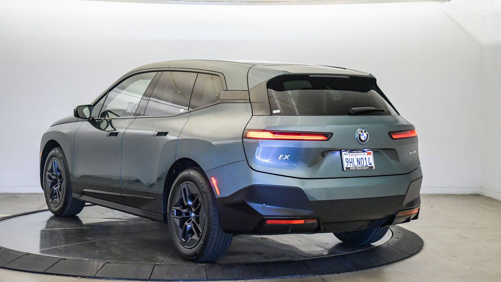 Used 2024 BMW iX xDrive50 AWD/4WD image 2