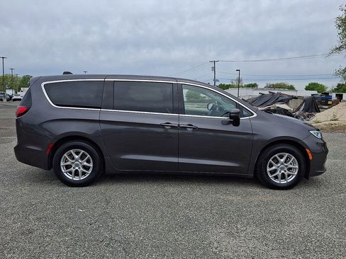 Used 2023 Chrysler Pacifica Touring-L FWD image 13