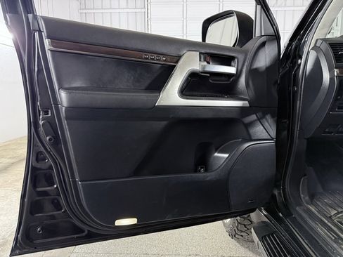 Used 2016 Toyota Land Cruiser image 21