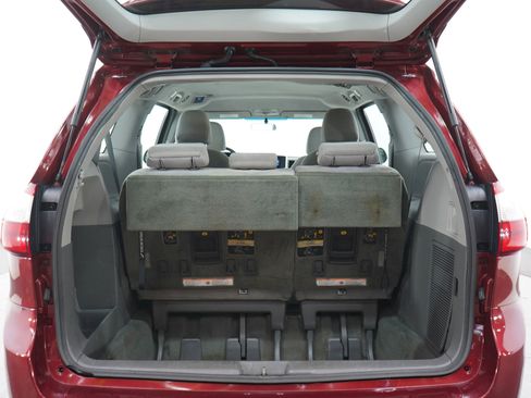 Used 2016 Toyota Sienna L FWD image 18