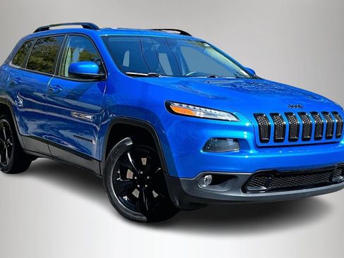 Used 2018 Jeep Cherokee Latitude w/ Altitude Package image 2
