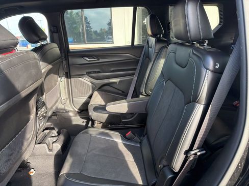 Used 2023 Jeep Grand Cherokee L Laredo image 5