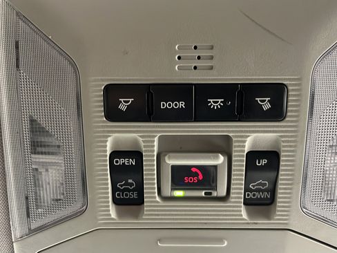 Used 2020 Toyota RAV4 XLE w/ Convenience Package FWD image 34