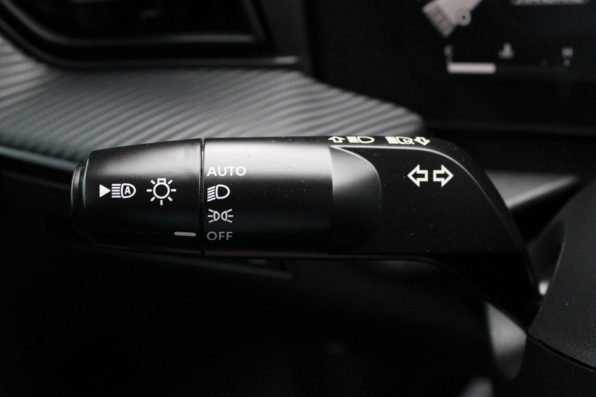 Used 2025 Nissan Kicks SR FWD image 26