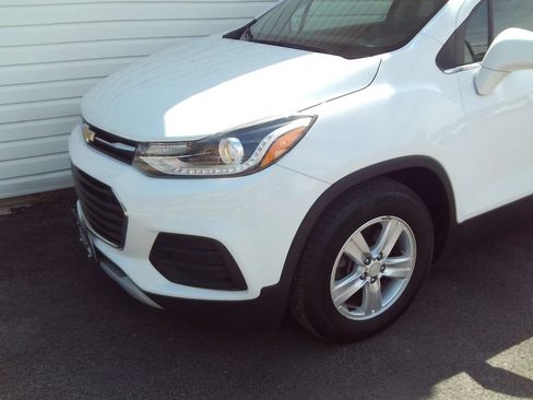 Used 2017 Chevrolet Trax LT w/ Sun & Sound Package FWD image 3