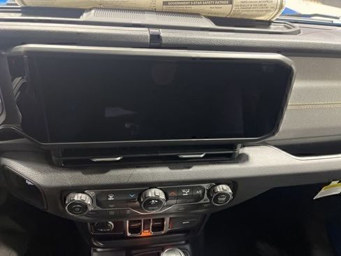 New 2025 Jeep Gladiator Sport image 13