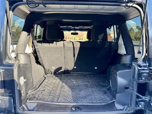 Used 2014 Jeep Wrangler Unlimited Sahara image 17