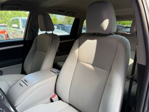 Used 2018 Toyota Highlander LE image 12