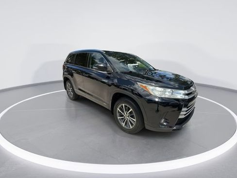 Used 2019 Toyota Highlander XLE AWD/4WD image 2