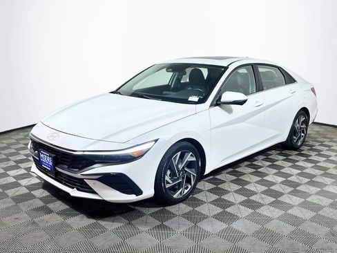 Used 2024 Hyundai Elantra Limited FWD image 3