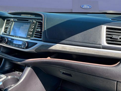Used 2018 Toyota Highlander Limited AWD/4WD image 27