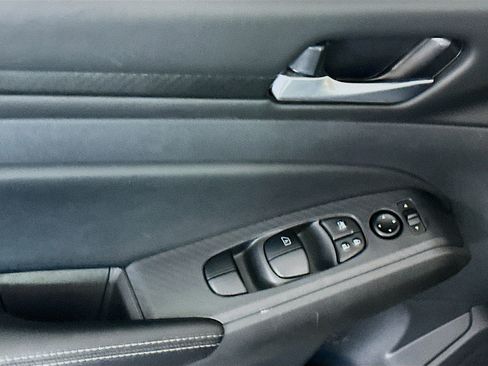 Used 2025 Nissan Altima 2.5 SV image 15