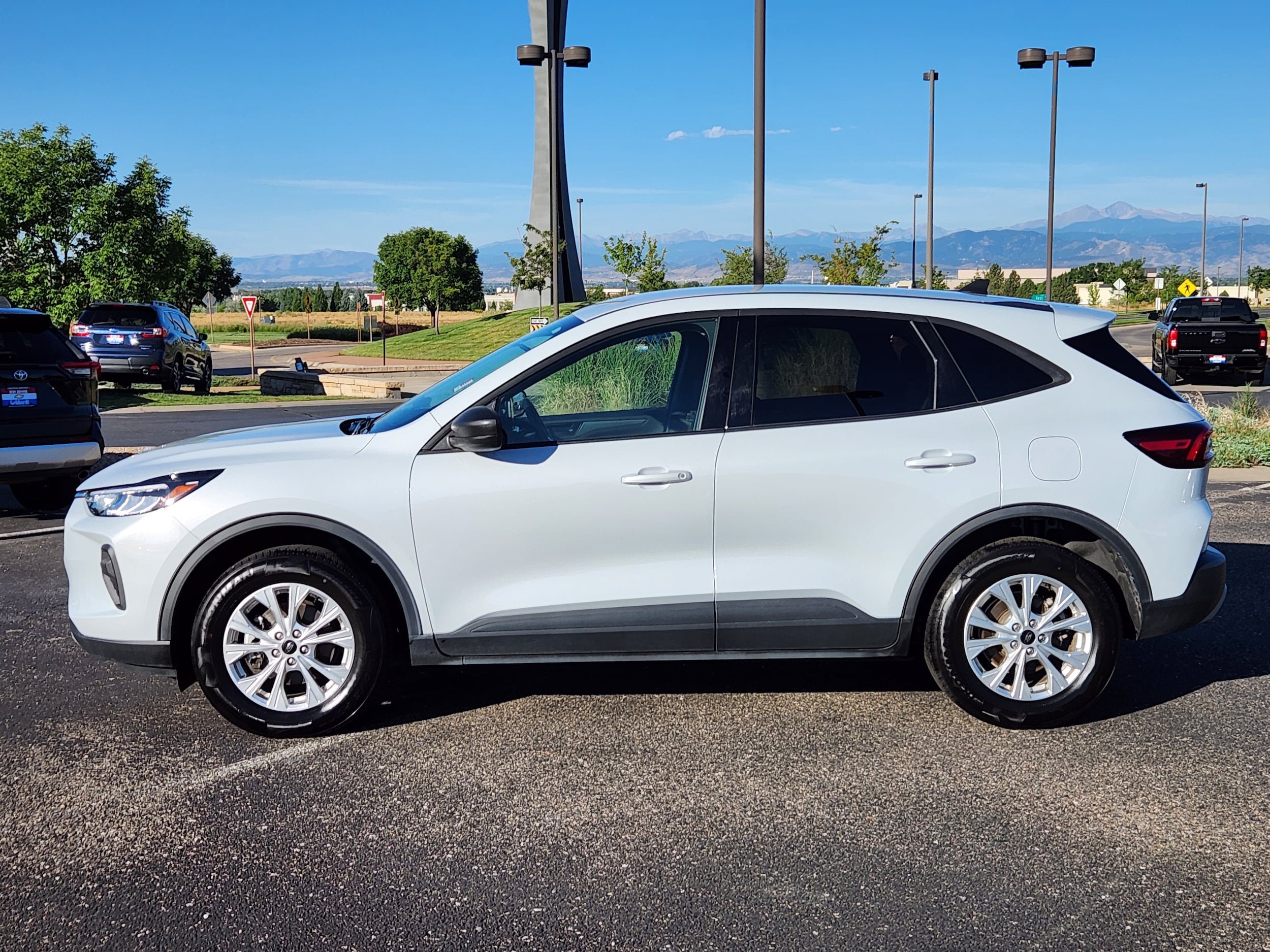 Used 2025 Ford Escape Active AWD/4WD image 2