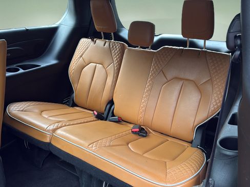 Used 2023 Chrysler Pacifica Pinnacle FWD image 19