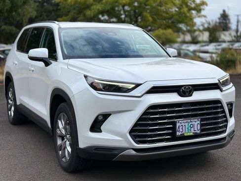 Used 2024 Toyota Grand Highlander AWD image 7