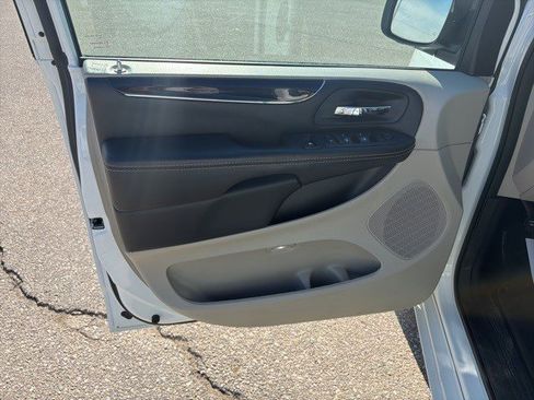 Used 2018 Dodge Grand Caravan SXT image 9