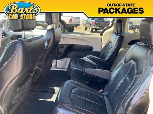 Used 2017 Chrysler Pacifica Touring-L image 19