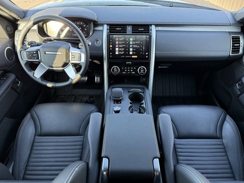 Certified 2025 Land Rover Discovery Dynamic SE image 17