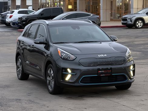 Used 2022 Kia Niro EX Premium w/ Cold Weather Package image 3