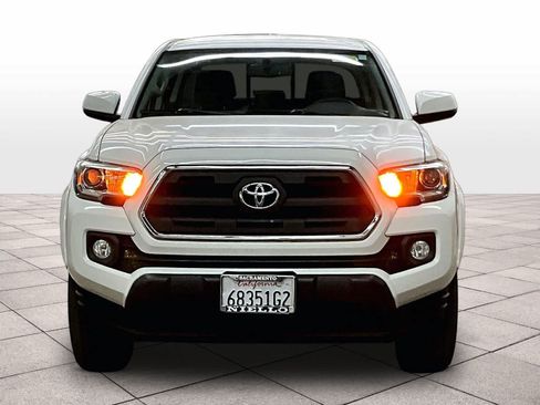 Used 2017 Toyota Tacoma SR5 w/ Tow Package RWD image 3
