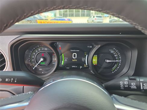 Used 2025 Jeep Wrangler Unlimited Sahara AWD/4WD image 32