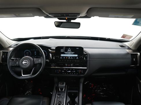 Used 2024 Nissan Pathfinder Platinum AWD/4WD image 16