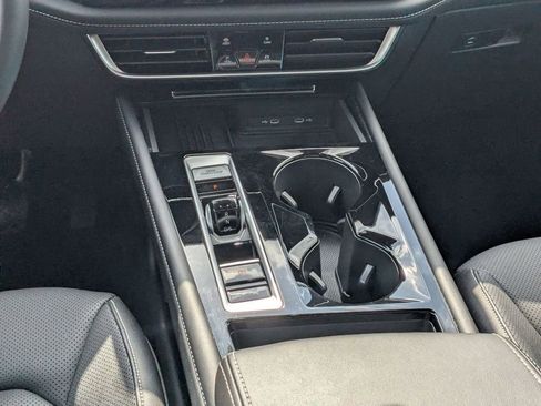 Used 2025 Volkswagen Atlas SE FWD image 18