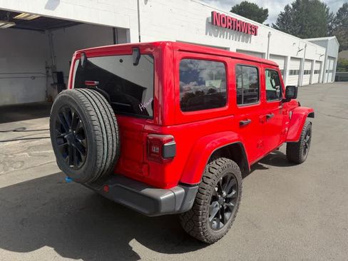 Used 2024 Jeep Wrangler Unlimited Sahara AWD/4WD image 4