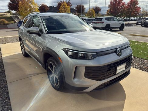 New 2026 Volkswagen Tiguan SE image 3