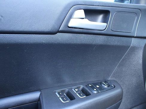 Used 2020 Kia Sportage LX image 9