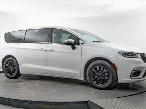 Used 2023 Chrysler Pacifica Limited FWD image 11