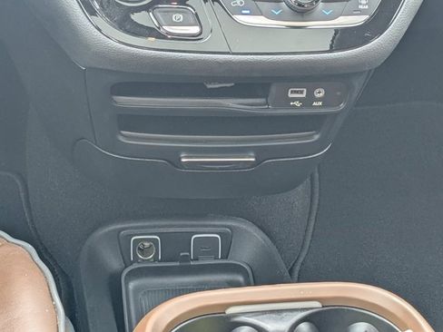 Used 2019 Chrysler Pacifica Limited w/ Tire & Wheel Group image 19