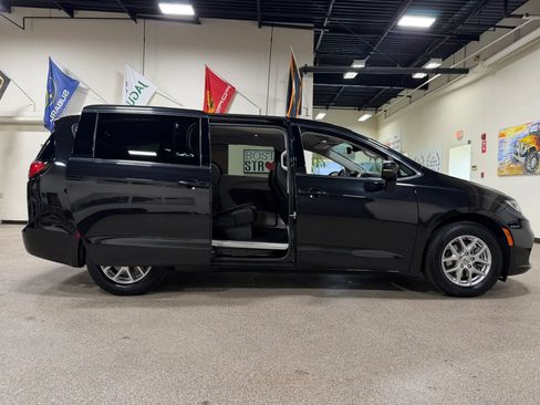 Used 2023 Chrysler Pacifica Touring-L FWD image 22