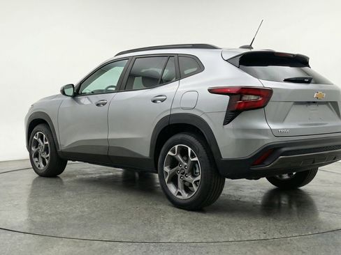 Used 2025 Chevrolet Trax LT FWD image 6