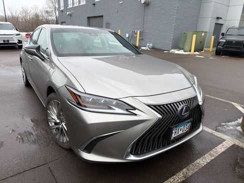 Used 2020 Lexus ES 300h w/ Luxury Package image 6