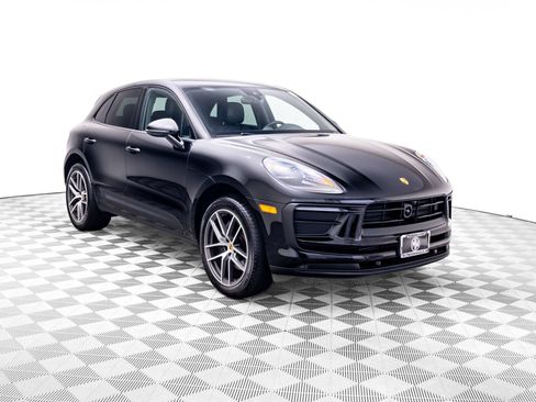 Certified 2025 Porsche Macan AWD/4WD image 6