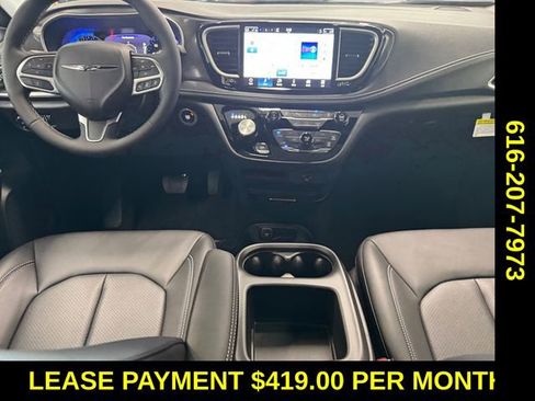 Used 2026 Chrysler Pacifica Select FWD image 15