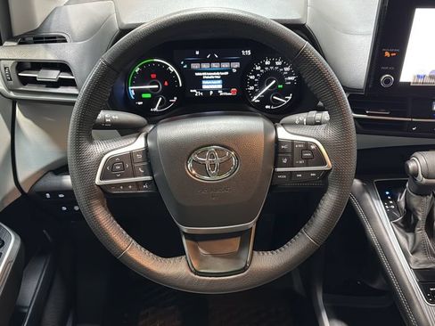 Used 2025 Toyota Sienna XLE FWD image 17