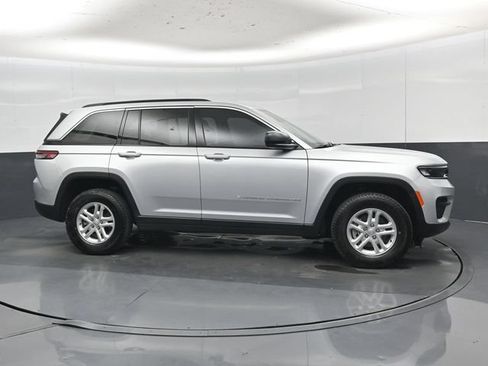 Used 2025 Jeep Grand Cherokee Laredo AWD/4WD image 30