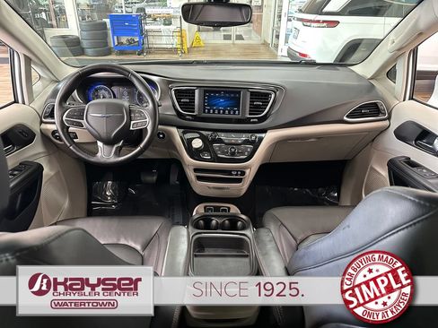 Used 2020 Chrysler Pacifica Touring-L FWD image 12