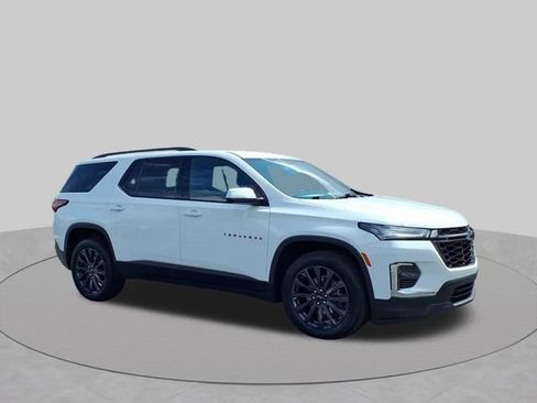 Used 2023 Chevrolet Traverse RS FWD image 2