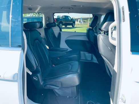 Used 2023 Chrysler Pacifica Touring-L FWD image 24